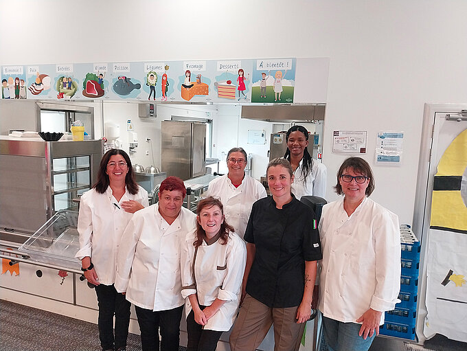 Aude DEKANSKI, la cheffe du restaurant scolaire entourée de son équipe